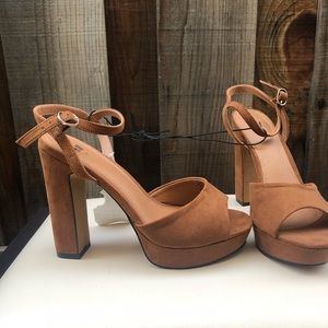 Brown Platform Heels NWT🌹